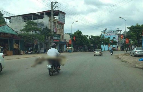 Lãnh đạo Sơn La yêu cầu 'không chở thi thể người bệnh bằng xe máy' Hình ảnh người đàn ông chở thi thể cuốn trong chiếc chiếu lan truyền trên mạng xã hội.