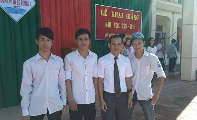 Nhặt được ví tiền, chàng SV nghèo trả lại người mất Nguyễn Trọng Nghĩa (thứ 2 từ trái sang) và bạn bè, thầy giáo tại trường làng.
