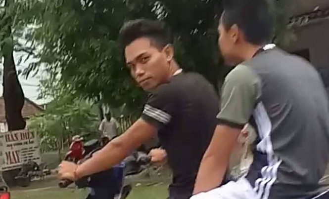 Truy tìm hai thanh niên đánh võng, tấn công người đi đường Hai thanh niên đầu không đội mũ bảo hiểm đánh võng, lạng lách và tấn công người đi đường. Ảnh do nạn nhân cung cấp.