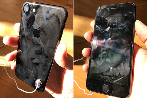 Những chiếc iPhone 7 xấu xí trong Apple Store iPhone 7 Jet Black được một người chụp lại ở Apple Store. Ảnh: Reddit.