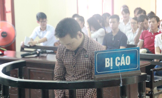 Giết người cướp của, thanh niên lãnh án tử Bị cáo Trương Văn Quang trước vành móng ngựa.
