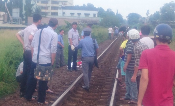 Cán người băng qua đường sắt, đoàn tàu dừng giữa phố Hiện trường vụ tai nạn.