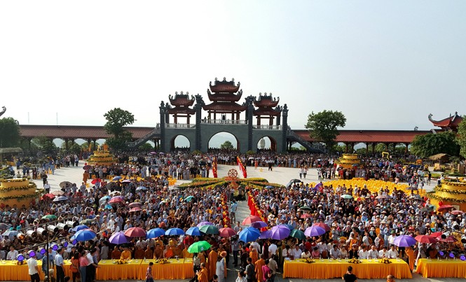 Hàng vạn người tham gia 'Lễ hội hoa cúc' "Lễ hội hoa cúc" là lễ hội mang tính nhân văn sâu sắc gắn liền với lòng tri ân của nhân dân với Bác Hồ, các anh hùng liệt sỹ, cha mẹ, thầy cô...