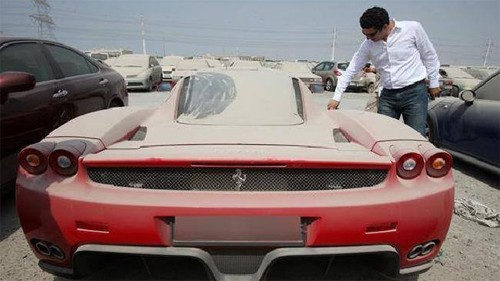 Hơn 2.000 xe sang bị vứt bỏ mỗi năm ở Dubai Chỉ 399 chiếc Enzo được sản xuất với giá bán 660.000 USD tại Mỹ, và một trong số đó nằm phủ bụi từ vài năm qua ở Dubai. Ảnh: Facebook.