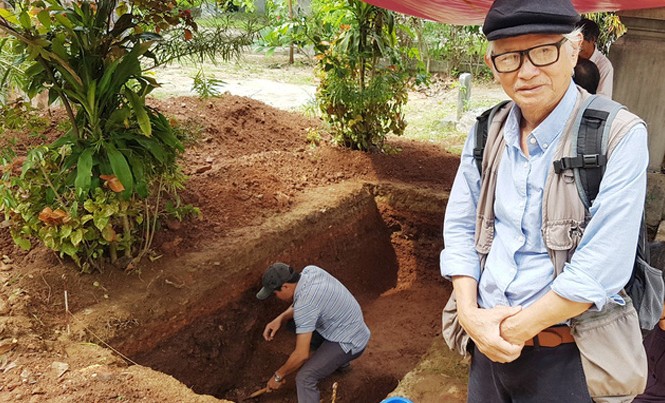 Bí ẩn lăng mộ Hoàng đế Quang Trung Nhà nghiên cứu Nguyễn Đắc Xuân bên hố khảo cổ của Viện Khảo cổ học đang tiến hành tìm dấu tích triều Tây Sơn và lăng mộ vua Quang Trung tại gò Dương Xuân, phường Trường An, TP Huế ngày 9/10/2016.