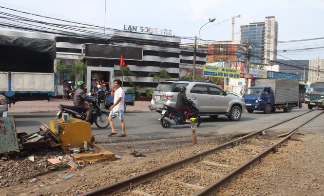 Nghi vấn thanh niên lao vào tàu tự tử Địa điểm thanh niên bị tàu cán tử vong.