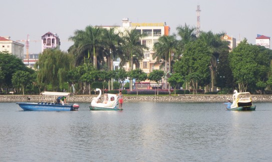 Để lại thư tuyệt mệnh, sau khi dạo chơi trên hồ Khu vực hồ nơi người phụ nữ thuê thuyền dạo chơi rồi để lại thư tuyệt mệnh. Ảnh: Báo Hải Dương.