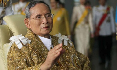 Chân dung Quốc vương đầy uy quyền của Thái Lan Quốc vương Thái Lan Bhumibol Adulyadej. Ảnh: AFP.