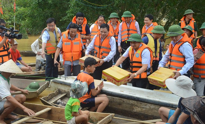 Bộ trưởng Nông nghiệp trao quà, động viên bà con vùng lũ Bộ trưởng Nguyễn Xuân Cường trao quà cứu trợ cho người dân bị ngập lụt xã Phương Mỹ, Hương Khê.