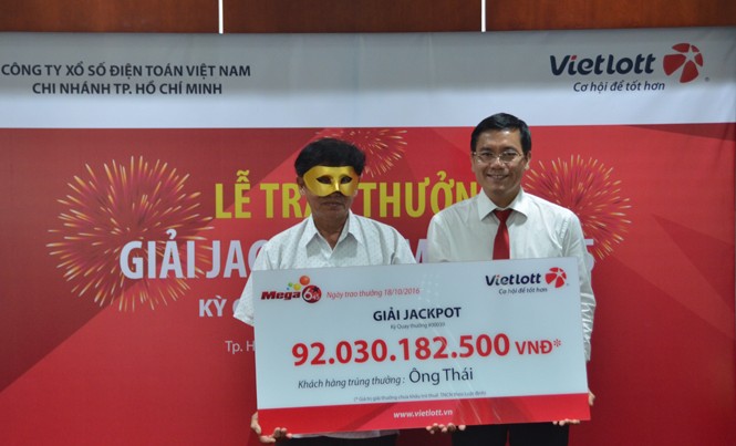 Người trúng giải độc đắc 92 tỷ đồng bịt mặt lên nhận thưởng Theo yêu cầu của người trúng thưởng: Vietlott chỉ được công bố tên, địa chỉ tỉnh thành đang cư trú và hình ảnh che mặt người trúng thưởng.