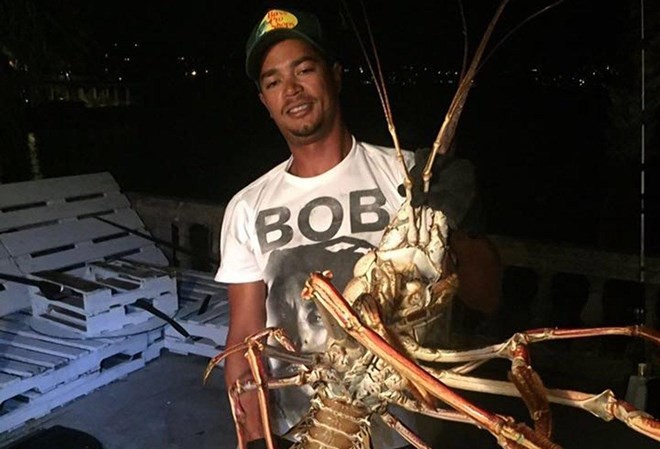 Ngư dân choáng váng khi bắt được con tôm hùm khổng lồ Anh Loescher bên con tôm hùm khổng lồ. Nguồn: Facebook.