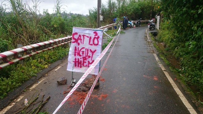 Mưa lớn kéo dài gây ra hàng chục điểm sạt lở ở Đà Lạt Cảnh báo nguy hiểm trên đường Đặng Thái Thân.