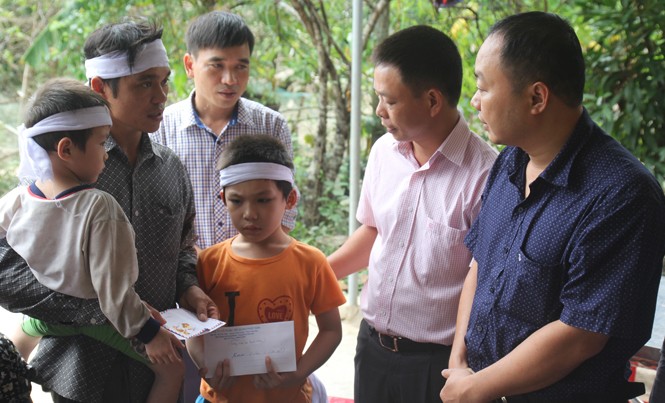 Báo Tiền Phong đến tâm lũ cứu trợ người dân Hà Tĩnh Đồng chí Phùng Công Sưởng, Phó Tổng biên tập báo Tiền Phong cùng đoàn cứu trợ thăm hỏi, động viên tặng quà cho gia đình có người thân bị tử vong trong lũ.