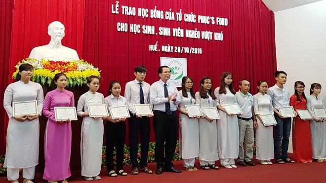Trao học bổng cho sinh viên, học sinh mồ côi vượt khó Học sinh, sinh viên Huế nhận học bổng chiều 20/10.
