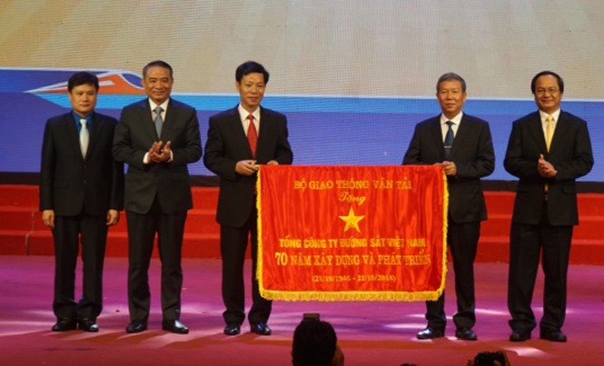 Đưa Đường sắt Việt Nam phát triển xứng đáng với truyền thống Bộ trưởng GTVT Trương Quang Nghĩa tặng bức trướng cho Tổng Cty Đường sắt VN.