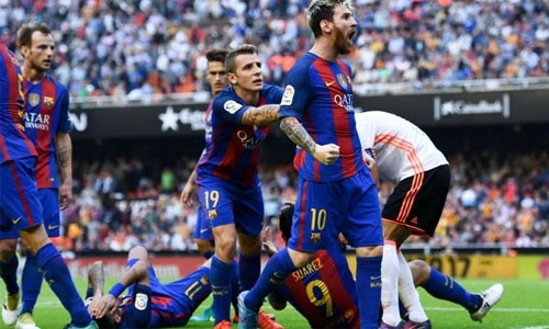 Messi văng tục với CĐV Valencia sau khi ghi bàn Messi văng tục với CĐV trong khi Neymar và Suarez đang nằm sân. Ảnh: David Ramos.