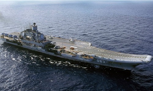 Anh triển khai máy bay chiến đấu chụp hình tàu sân bay Nga Tàu sân bay Đô đốc Kuznetzov của Nga.