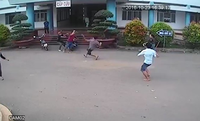Hai nhóm thanh niên truy sát tại bệnh viện Ảnh cắt từ clip.