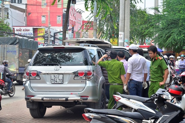 Người nước ngoài đột tử trên ô tô đang chạy Công an tiến hành khám nghiệm hiện trường vụ hành khách người nước ngoài tử vong trên ô tô.