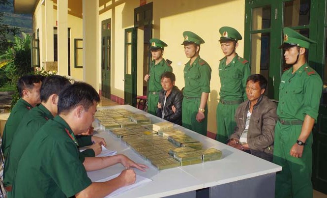 Dùng xe máy chở 69 bánh heroin từ Lào sang Việt Nam Hai đổi tượng bị lực lượng chức năng bắt giữ. Ảnh: Biên phòng Thanh Hóa.