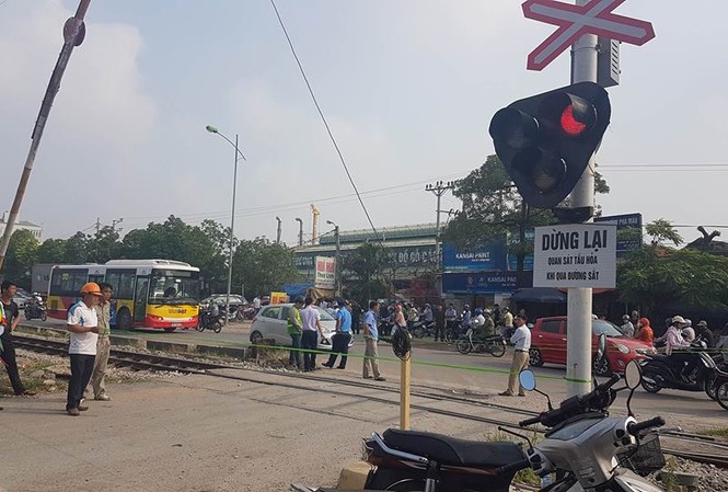 Ám ảnh của người lái tàu đâm nát ô tô làm 6 người chết Vụ tai nạn thiệt hại lớn về người khiến lái tàu hoang mang.