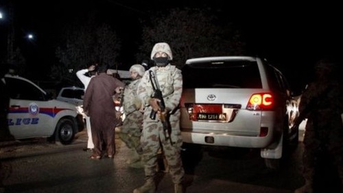 Phiến quân tấn công trường cảnh sát, 20 người chết Quân đội Pakistan tại hiện trường vụ tấn công ở thành phố Quetta. Ảnh: Reuters.
