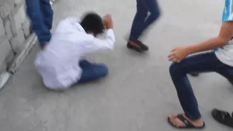 Nam sinh gào khóc vì bị bạn đánh hội đồng, tiểu tiện vào đầu Nam sinh gào khóc vì bị bạn đánh hội đồng, tiểu tiện vào đầu
