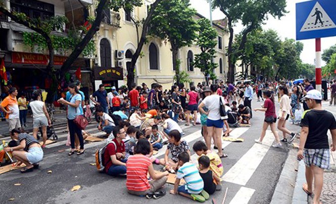 Mỗi ngày có khoảng 15.000 khách đi bộ quanh hồ Gươm Mỗi ngày có khoảng 15.000 khách đi bộ quanh hồ Gươm