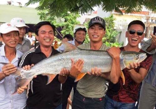 'Thủy quái sông Đà' mắc câu người dân ở Hải Phòng Nhóm thợ câu hân hoan khoe thành tích. Ảnh: Nhân vật cung cấp.