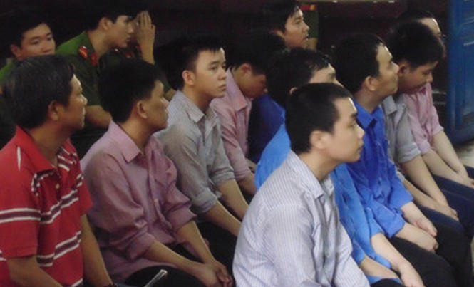 Y án tù kẻ cầm đầu đường dây mua bán 500 bằng giả Các bị cáo trong vụ làm 500 bằng giả tại tòa.