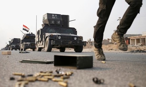 Đầu lĩnh mạng lưới nữ sát thủ IS ôm hàng triệu USD bỏ trốn Một binh sĩ Iraq lao về hướng thành phố Mosul với các xe quân sự phía sau. Ảnh: Reuters.