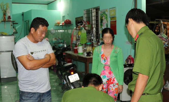 Tiếp viên bán dâm trong nhà trọ với giá 250.000 đồng Công an lập biên bản vụ việc với đại diện nhà trọ Kim Tuyến (ở giữa).