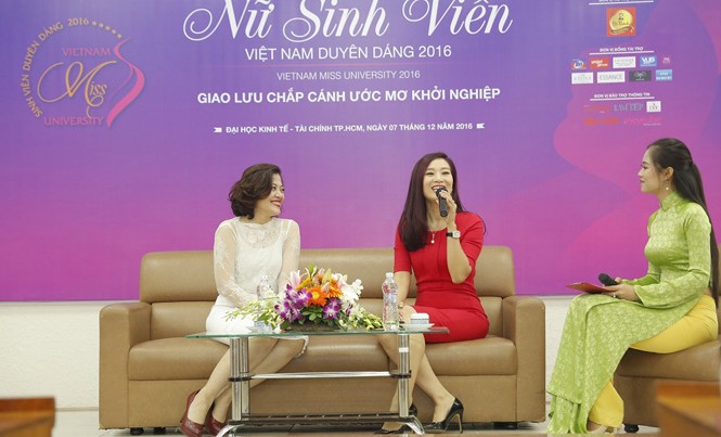 Chắp cánh ước mơ khởi nghiệp cho “Nữ sinh viên duyên dáng Việt Nam 2016” Hai nữ doanh nhân là Trương Lý Hoàng Phí và Nguyễn Thị Thu Hương cùng MC, Hoa khôi Nữ sinh viên duyên dáng Việt Nam 2014 Hoàng Thị Phương Thảo (theo thứ tự từ phải qua) giao lưu với các bạn thí sinh.