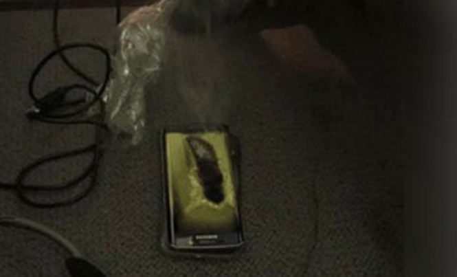 Samsung Galaxy S6 bất ngờ phát nổ ngay trên một chuyến bay Chiếc Galaxy S6 bất ngờ phát nổ khi đang trên máy bay.