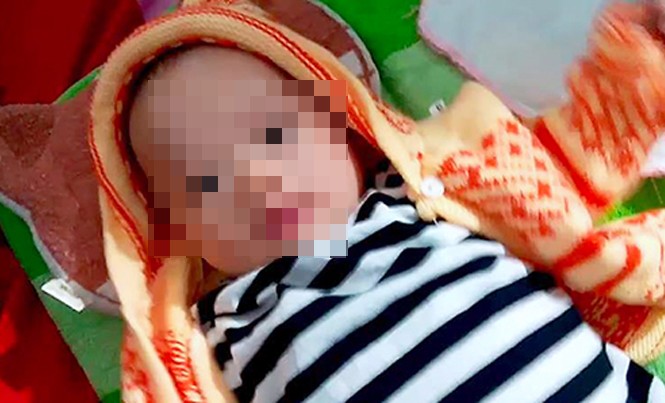 Bé trai 3 tháng tuổi bị bỏ rơi bên đường Bé trai được xác định khoảng 3 tháng tuổi, sức khỏe tốt. Ảnh: Đ.H.