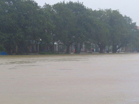 Cụ ông 73 tuổi cứu cô gái 19 tuổi bị lũ cuốn Mưa lớn kéo dài, nước sông chảy xiết rất nguy hiểm. Ảnh: Võ Thạnh.