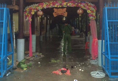 Khách mời của cô dâu và chú rể hỗn chiến, một người chết Công an Bình Thuận khám nghiệm hiện trường vụ án mạng. Ảnh: Hải Hà.