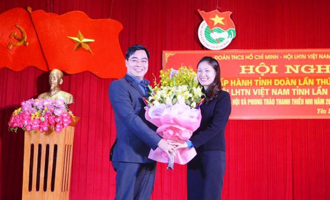 Tỉnh Đoàn Yên Bái có Bí thư mới Tặng hoa chúc mừng tân Bí thư Tỉnh Đoàn Đoàn Thị Thanh Tâm.