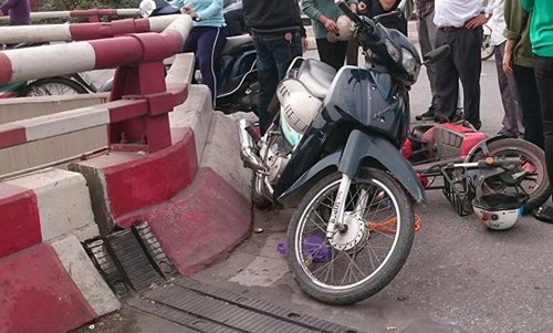 Người đàn ông rơi từ cầu Chương Dương xuống đất sau va chạm Người đàn ông đi xe máy bắn văng qua lan can cầu Chương Dương rồi rơi xuống đất. Ảnh: Sơn Dương.