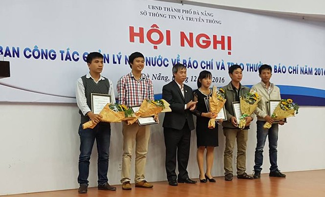Tiền Phong đoạt 2 giải viết về môi trường và an toàn thực phẩm Ban tổ chức trao thưởng cho các tác giả đoạt giải.