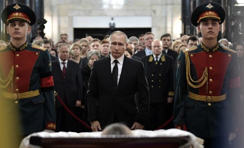 Đằng sau bức ảnh ông Putin đau buồn tại đám tang đại sứ Nga Tổng thống Putin dự đám tang của đại sứ Nga tại Thổ Nhĩ Kỳ Andrey Karlov. Ảnh: Sputnik.
