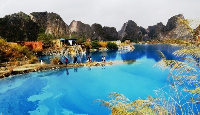Người dân Hải Phòng đổ xô đi ngắm hồ nước xanh Hồ nước được bao bọc bởi dãy núi đá vôi Trại Sơn.