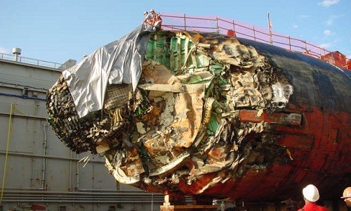 Tàu ngầm hạt nhân Mỹ bị đâm toác đầu vẫn thoát hiểm ngoạn mục Phần mũi của USS San Francisco bị hư hại nặng sau cú va chạm. Ảnh: History.