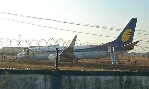 Phi cơ Ấn Độ chở 161 người 'xoay 360 độ' lúc cất cánh Phi cơ Jet Airways trượt khỏi đường băng. Ảnh: NDTV.