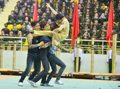 Nữ thủ khoa cảnh sát xinh đẹp bay người cặp cổ 3 thanh niên Nữ sinh nổi tiếng với thế võ bay người kẹp cổ 3 thanh niên là thủ khoa kép của Cao đẳng Cảnh sát nhân dân I. Ảnh: Giang Huy.