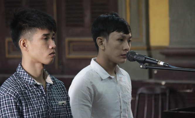 Nhóm thanh niên ăn nhậu rồi chia phe đánh nhau, một người chết Nguyễn Trung Hiếu (áo trắng) và Nguyễn Thành Đạt tại tòa sáng 28/12. Ảnh: Tân Châu.