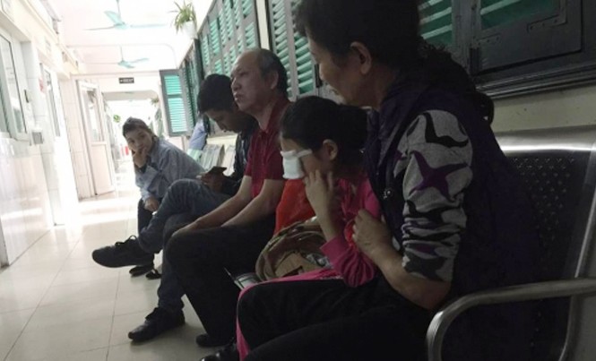 Bé gái bị bạn phi bút hỏng mắt: Ân hận cả cuộc đời Bé Yến Nhi đã không bị mất một bên mắt nếu như được xử lý tốt hơn.