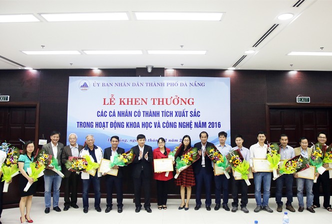 Đà Nẵng vinh danh các nhà khoa học ĐH Duy Tân Các nhà khoa học ĐH Duy Tân nhận Bằng khen của Chủ tịch UBND Tp. Đà Nẵng trong năm 2016.