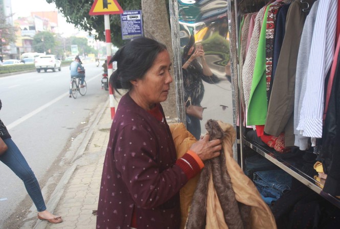 Tủ áo ấm: Ai thừa chia sẻ, ai thiếu đến lấy Một người lao động nghèo đang đến tủ quần áo miễn phí để chọn những bộ đồ ưng ý về cho mình và gia đình.