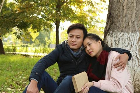 Hồng Đăng - Hồng Diễm 'tình cũ không rủ cũng tới' rong "Matxcơva - Mùa thay lá ", Minh (Hồng Đăng đóng) và Phương (Hồng Diễm) từng là tình đầu của nhau.